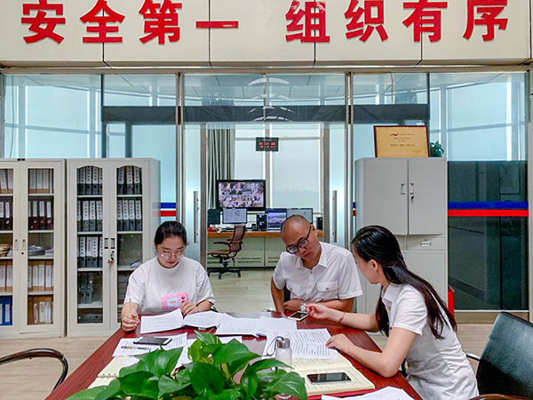 6月20日，運(yùn)行指揮中心協(xié)同各保障單位組織開(kāi)展了2019年大面積航班延誤應(yīng)急處置演練。.png